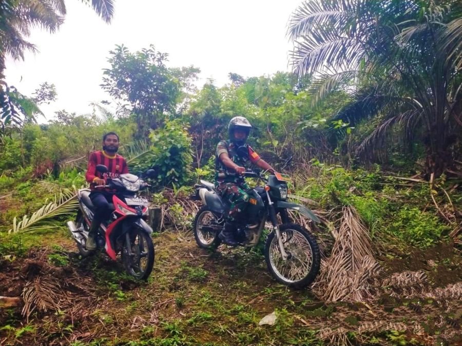 Babinsa Koramil Rambah Pantau Titik Api untuk Cegah Karhutla di Rohul
