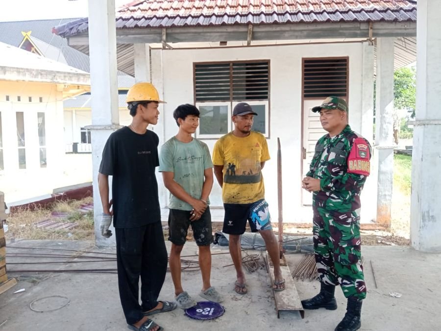 Melalui Kampung Pancasila, Babinsa Koramil 05 Bukit Batu Ingatkan Warga Bahaya Narkoba