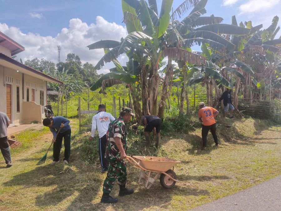 Melalui kegiatan kerja Bhakti didesa binaan nya Babinsa Koramil 04/Dabo, Serma Sahala Hutauruk