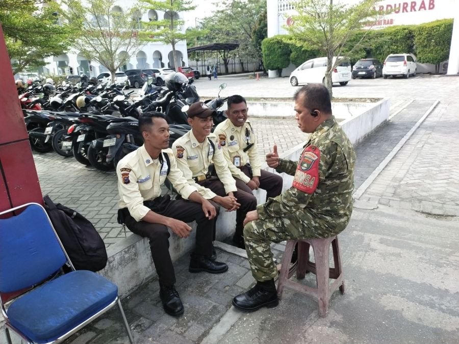 Melalui Komsos, Babinsa Air Hitam Bangun Koordinasi Keamanan dengan Security Kampus Abdurrab