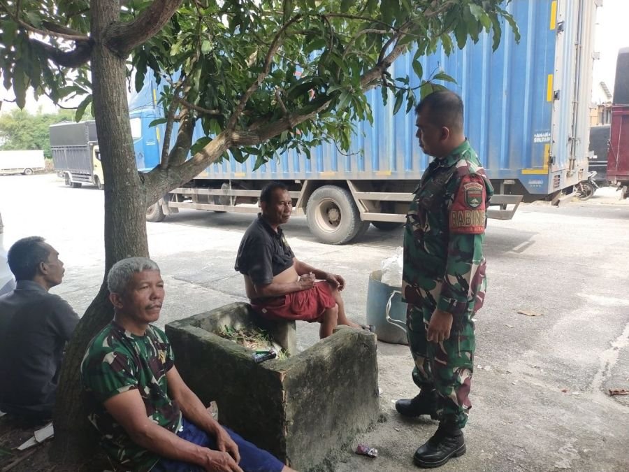 Melalui Komsos, Babinsa Air Hitam Perkuat Sinergitas TNI dan Masyarakat