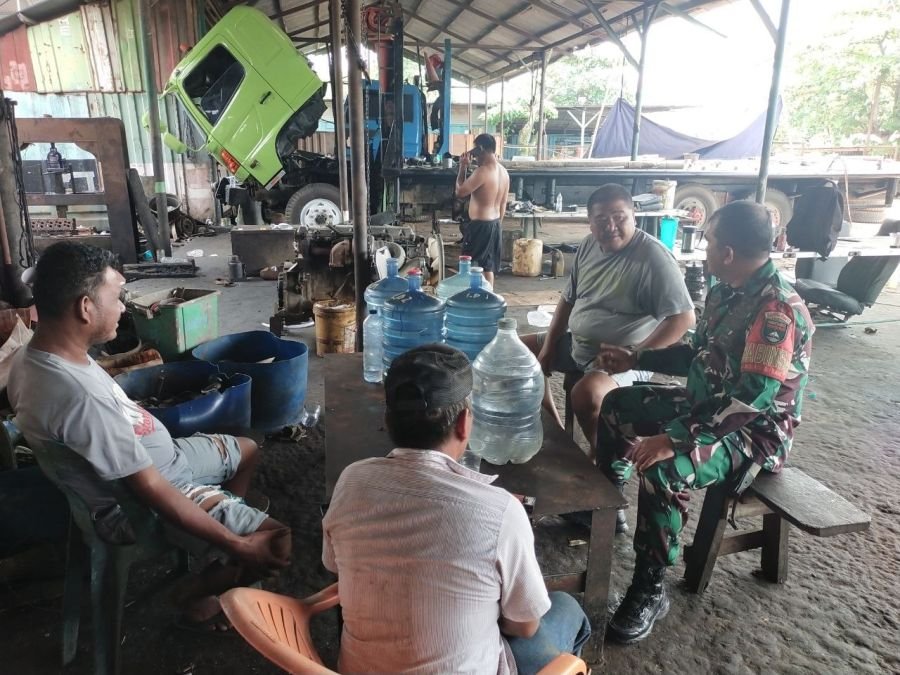 Melalui Komsos, Babinsa Air Hitam Serap Aspirasi dan Perkuat Hubungan dengan Warga