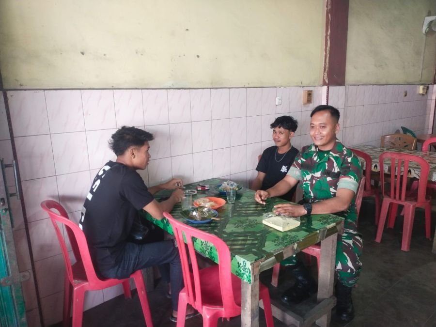 Melalui Komsos, Babinsa Ajak Warga Tingkatkan Keamanan Lingkungan