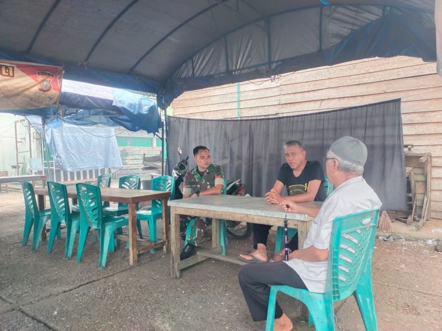 Melalui Komsos, Babinsa Ajak Warga Tingkatkan Keamanan Lingkungan