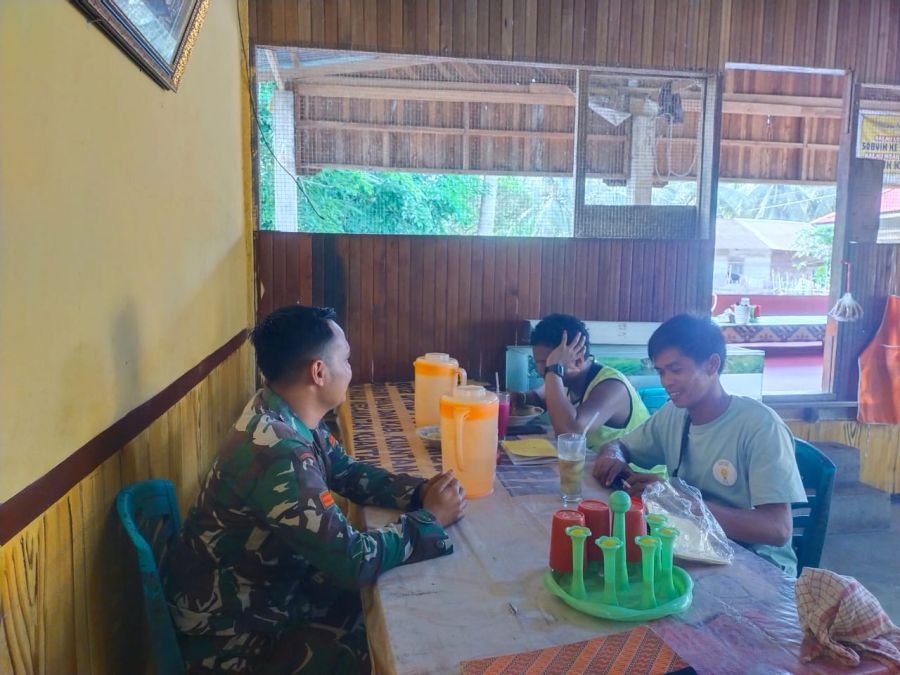 Melalui Komsos, Babinsa Ajak Warga Tingkatkan Keamanan Lingkungan