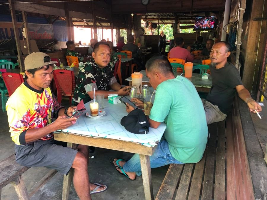 Babinsa Kodim 0302/Inhu Ajak Warga Kuansing Aktifkan Pos Kamling Cegah Gangguan Keamanan