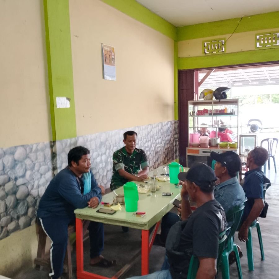 Melalui Komsos, Babinsa Ajak Warga Tingkatkan Keamanan Lingkungan