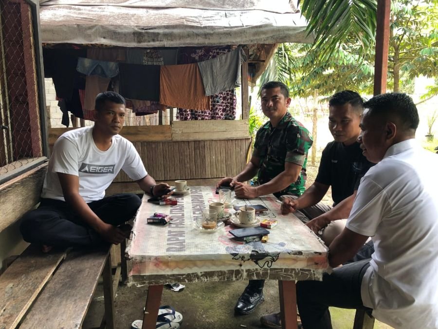 Melalui Komsos, Babinsa Ajak Warga Tingkatkan Keamanan Lingkungan