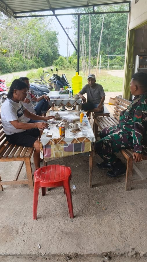 Melalui Komsos, Babinsa Ajak Warga Tingkatkan Keamanan Lingkungan