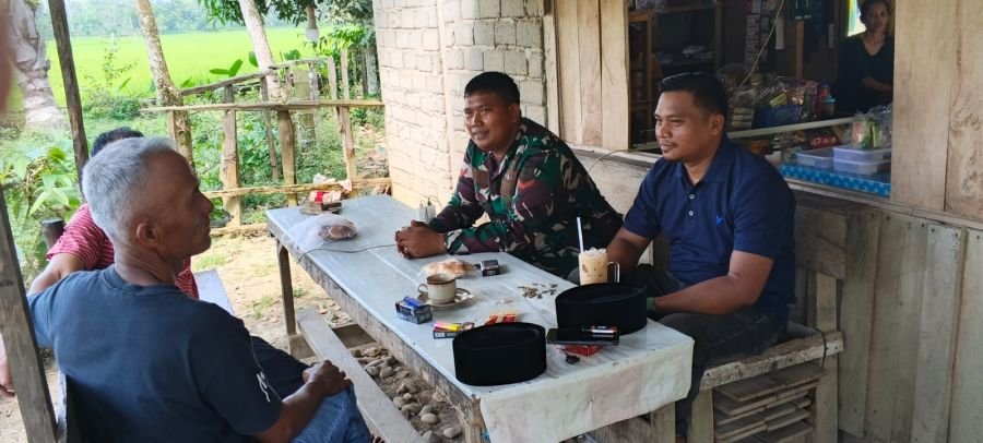 Melalui Komsos, Babinsa Ajak Warga Tingkatkan Keamanan Lingkungan