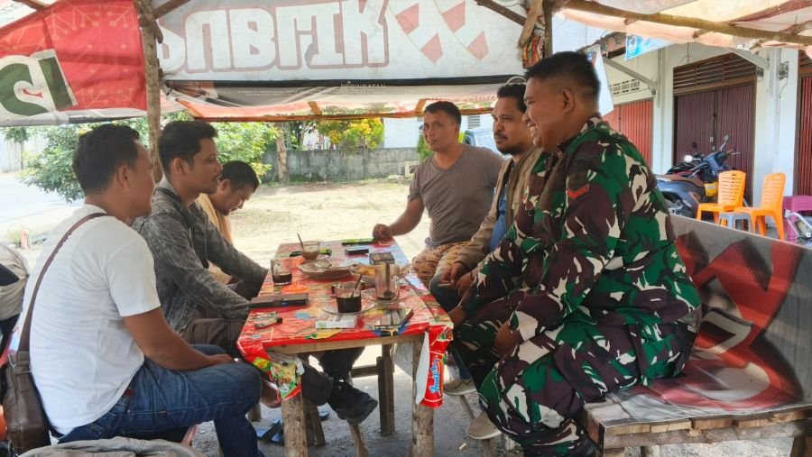 Melalui Komsos, Babinsa Ajak Warga Tingkatkan Keamanan Lingkungan