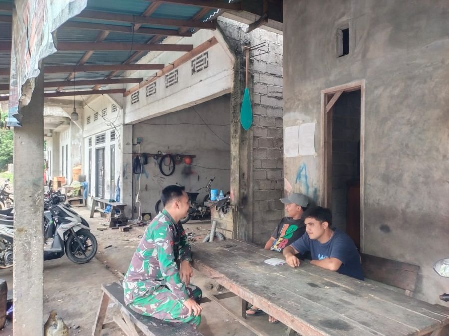 Melalui Komsos, Babinsa Ajak Warga Tingkatkan Keamanan Lingkungan