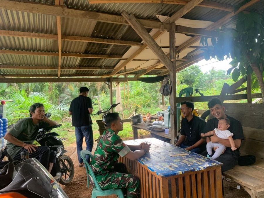 Melalui Komsos, Babinsa Ajak Warga Tingkatkan Keamanan Lingkungan