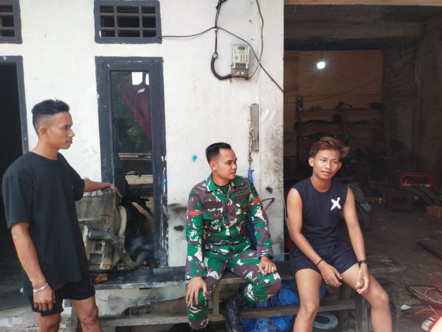 Melalui Komsos, Babinsa Ajak Warga Tingkatkan Keamanan Lingkungan