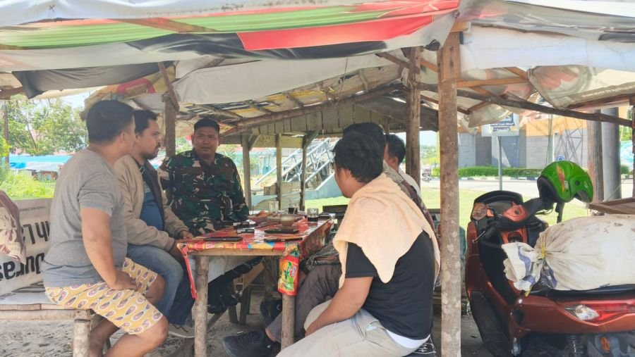 Melalui Komsos, Babinsa Ajak Warga Tingkatkan Keamanan Lingkungan