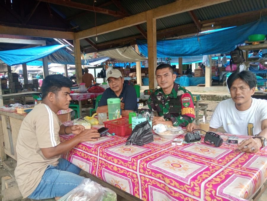 Melalui Komsos, Babinsa Ajak Warga Tingkatkan Keamanan Lingkungan