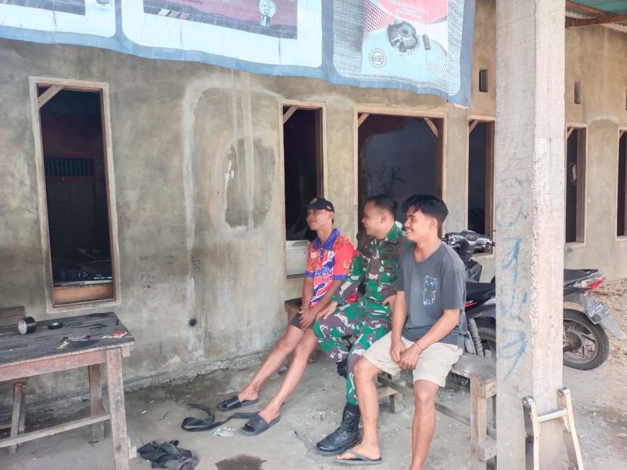 Melalui Komsos, Babinsa Ajak Warga Tingkatkan Keamanan Lingkungan