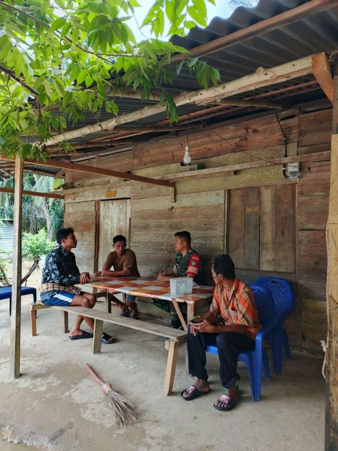 Melalui Komsos, Babinsa Ajak Warga Tingkatkan Keamanan Lingkungan