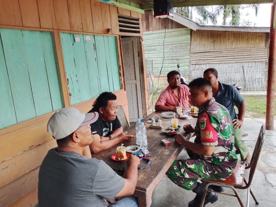 Melalui Komsos Babinsa Aktif Sambangi Warga Guna Menjaga Silaturahmi Bersama Masyarakat