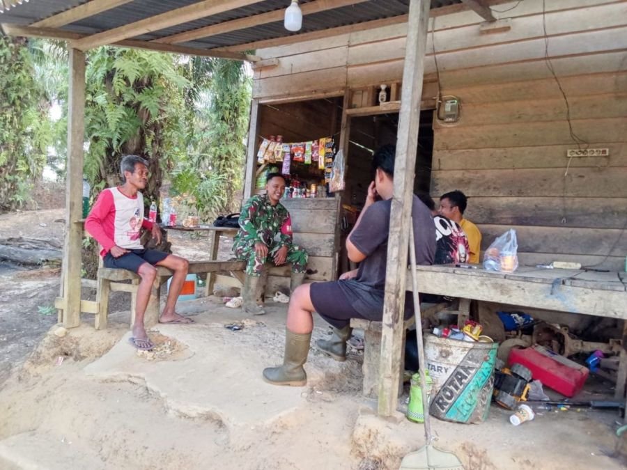 Melalui Komsos Babinsa Aktif Sambangi Warga Guna Menjaga Silaturahmi Bersama Masyarakat Seberida