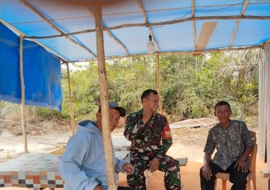 Melalui Komsos, Babinsa Edukasi Warga Bahaya Membuka Lahan dengan Cara Membakar