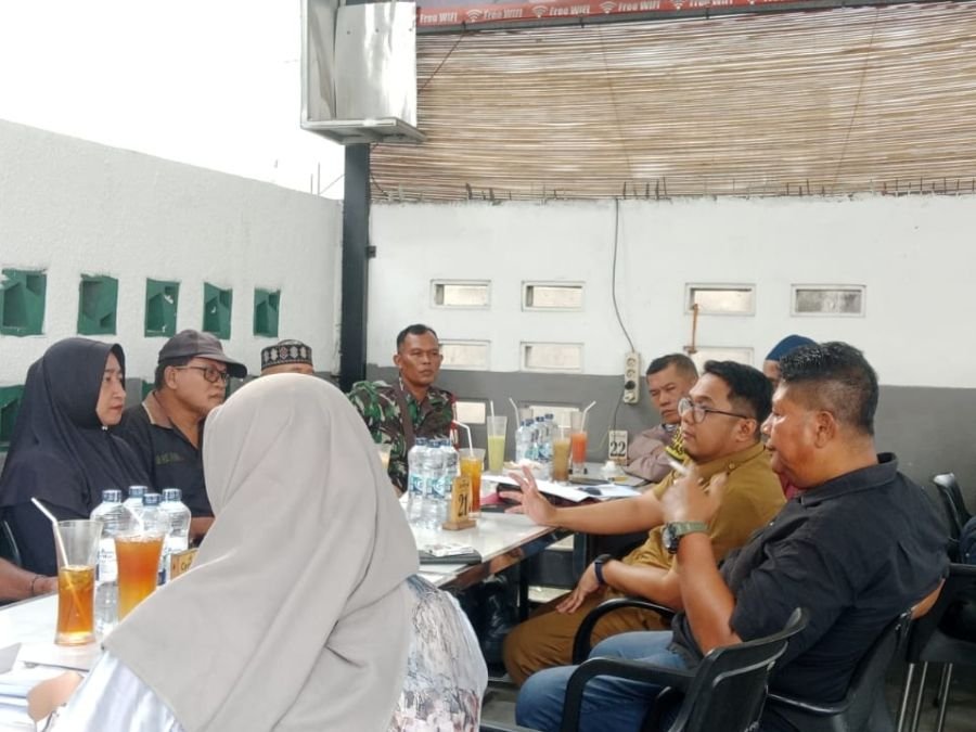 Melalui Komsos, Babinsa Koramil 01 Rumbai Bantu Warga Aktifkan Identitas Kependudukan Digital