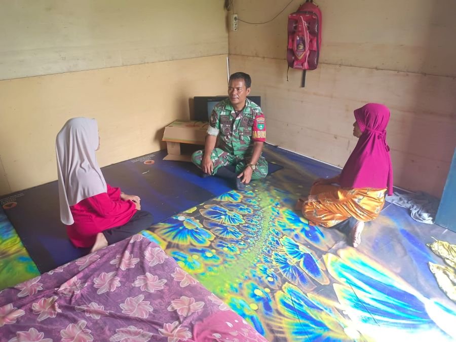 Melalui Komsos, Babinsa Koramil 01/Rumbai Ingatkan Warga Waspada Banjir