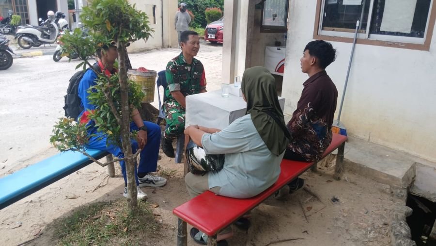 Melalui Komsos, Babinsa Koramil 01 Rumbai Perkuat Kesadaran Warga Jaga Kamtibmas