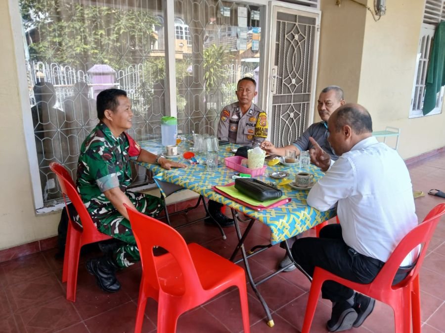 Melalui Komsos, Babinsa Koramil 01 Rumbai Dorong Warga Jaga Kebersihan Lingkungan