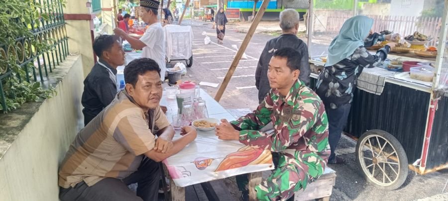 Melalui Komsos, Babinsa Koramil 02/Kota Tingkatkan Kesadaran Kebersihan Warga