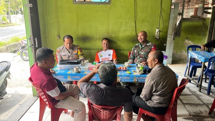 Melalui Komsos, Babinsa Koramil 03/Senapelan Pererat Hubungan dengan Masyarakat