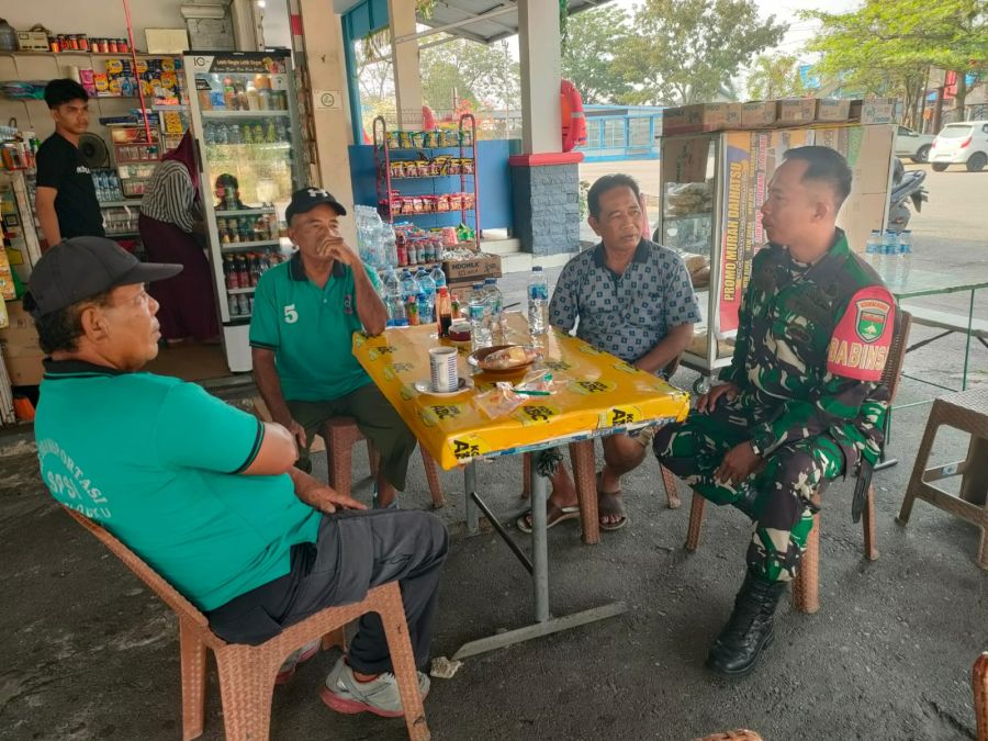 Melalui Komsos, Babinsa Koramil 04/Limapuluh Bangun Kesadaran Warga Menjaga Lingkungan