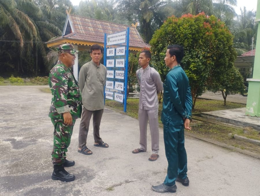 Melalui Komsos, Babinsa Koramil 05/Bukit Batu Ajak Pemuda Desa Tanjung Datuk Bijak Bermedia Sosial
