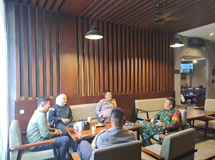 Melalui Komsos, Babinsa Koramil 06/Sukajadi Ajak Pengelola Usaha Jaga Kamtibmas