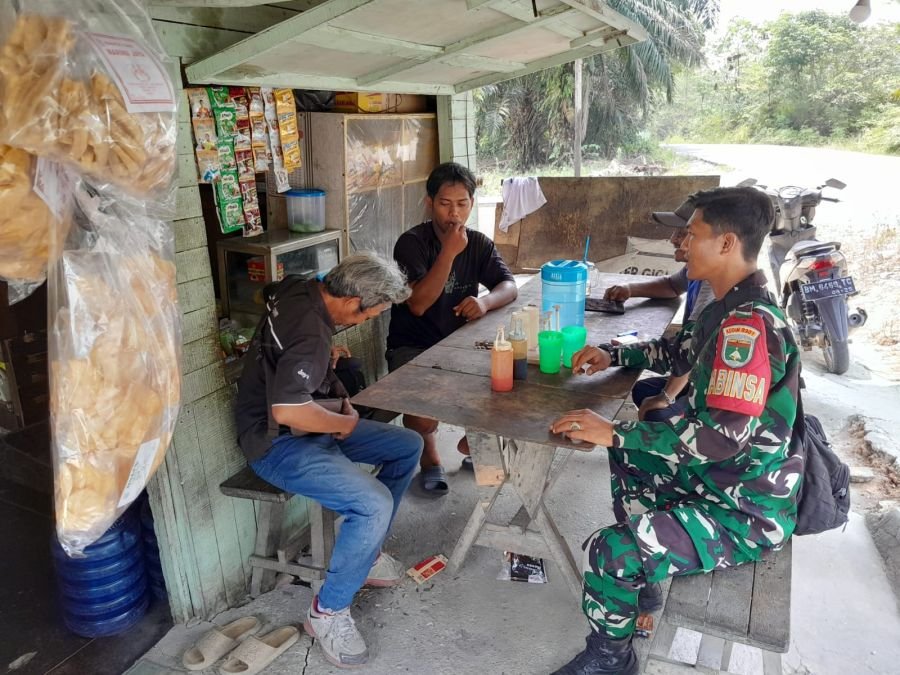 Melalui Komsos, Babinsa Koramil 08/Rumbai Barat Tingkatkan Kepedulian Warga terhadap Lingkungan