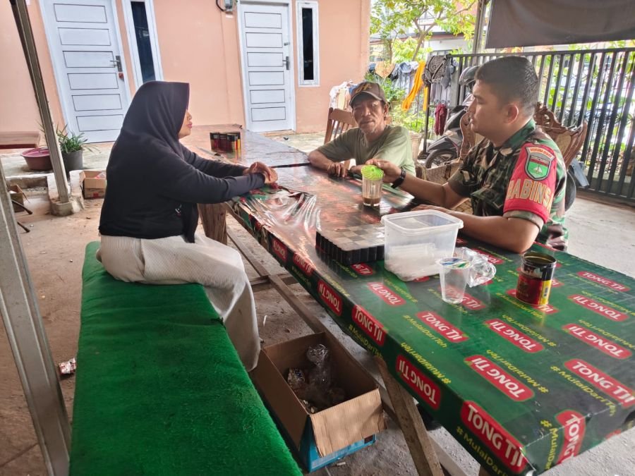 Melalui Komsos, Babinsa Palas Ajak Warga Tingkatkan Kepedulian terhadap Kamtibmas