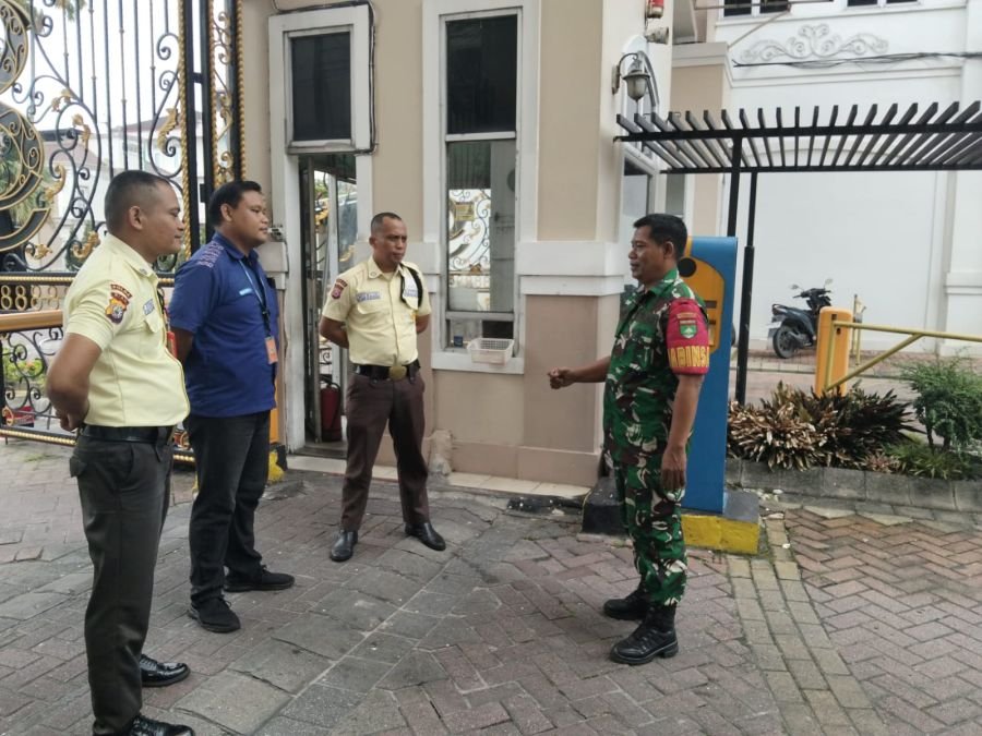 Melalui Komsos, Babinsa Pererat Kemitraan dengan Security Demi Kenyamanan Warga Perumahan