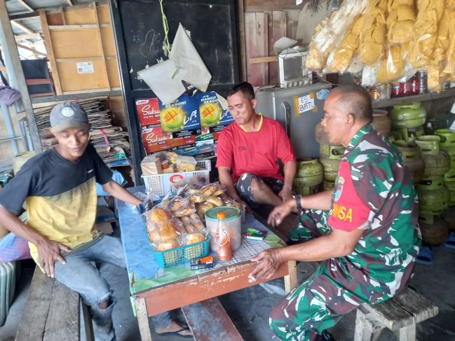 Melalui Komsos, Babinsa Ramil 07/KH Ajak Warga Jaga Ketertiban dan Kebersihan Lingkungan