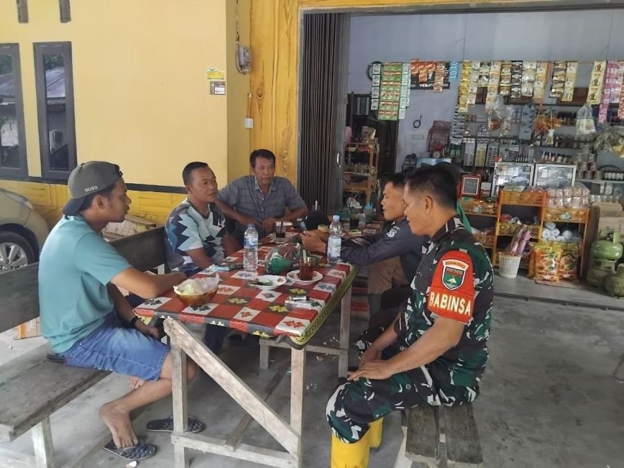 Melalui Komsos, Babinsa Ramil 07/KH Ajak Warga Jaga Ketertiban dan Kebersihan Lingkungan