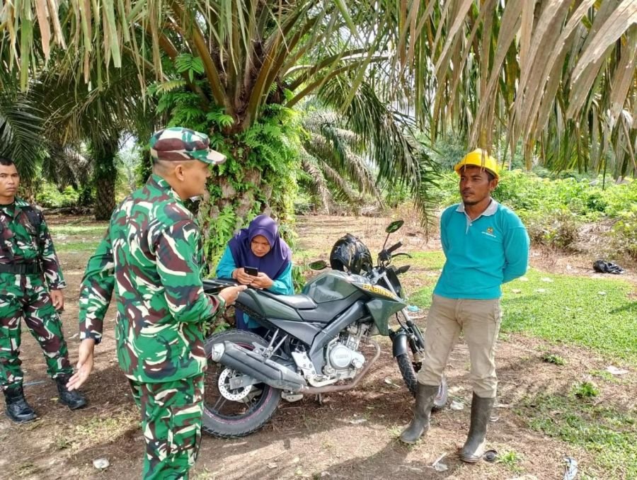 Melalui Komsos, Babinsa Ramil 07/KH Ajak Warga Jaga Ketertiban dan Kebersihan Lingkungan