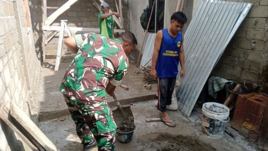 Melalui Komsos, Babinsa Ramil 07/KH Ajak Warga Jaga Ketertiban dan Kebersihan Lingkungan