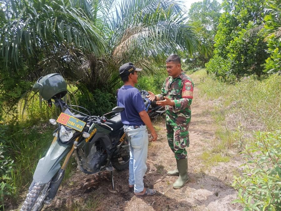Melalui Komsos, Babinsa Rumbai Ajak Warga Tingkatkan Kewaspadaan Karhutla