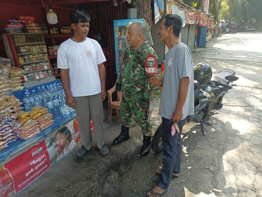 Melalui Komsos, Babinsa Rumbai Barat Perkuat Kepedulian Pedagang terhadap Keamanan Lingkungan