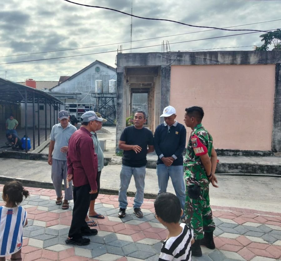 Melalui Komsos, Babinsa Tangkerang Barat Ajak Warga Jaga Keamanan dan Kebersihan