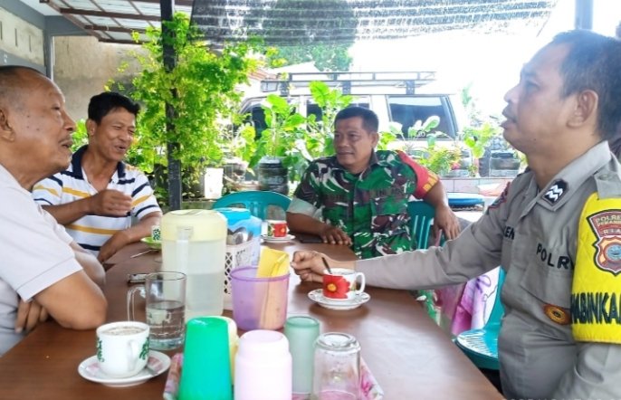 Melalui Komsos, Babinsa Tangkerang Selatan Ajak Warga Aktifkan Pos Ronda