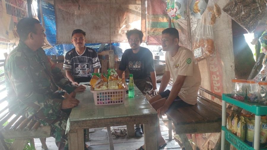 Melalui Komsos, Babinsa Tirta Siak Ajak Warga Jaga Keamanan dan Kebersihan Lingkungan