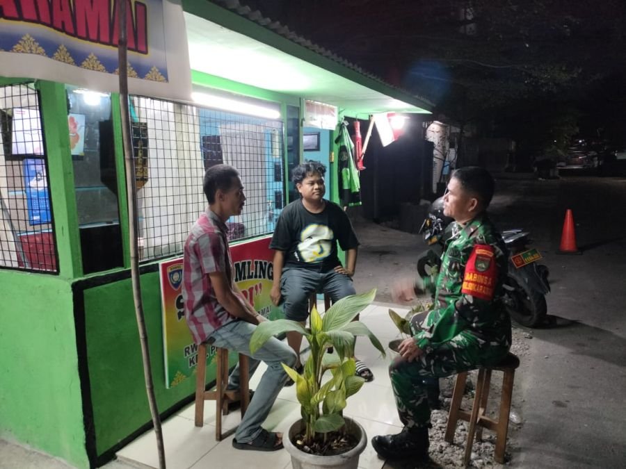 Melalui Komsos dan Ronda Malam, Babinsa Perkuat Ketahanan Keamanan Lingkungan
