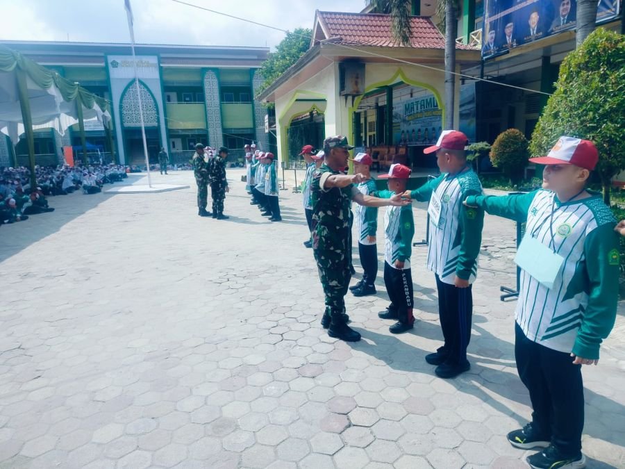 Melalui Latihan PBB, Babinsa Koramil 05/Sail Bentuk Karakter Generasi Muda di MTsN 1 Pekanbaru