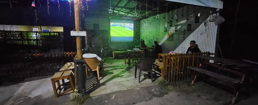 *Melalui Nobar Piala Dunia 2026, Babinsa Tanamkan Semangat Persatuan, Dan Nasionalisme