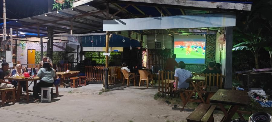 Melalui Nobar Piala Dunia 2026, Babinsa Tanamkan Nilai Persatuan, dan Pantang Menyerah*